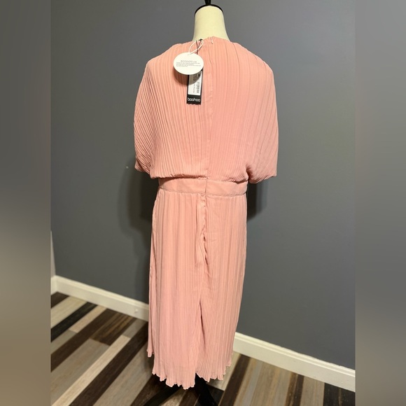 NWT Boohoo PLUS OCCASION
PLEATED Wrap MIDI DRESS Blush size 14 - Picture 6 of 12
